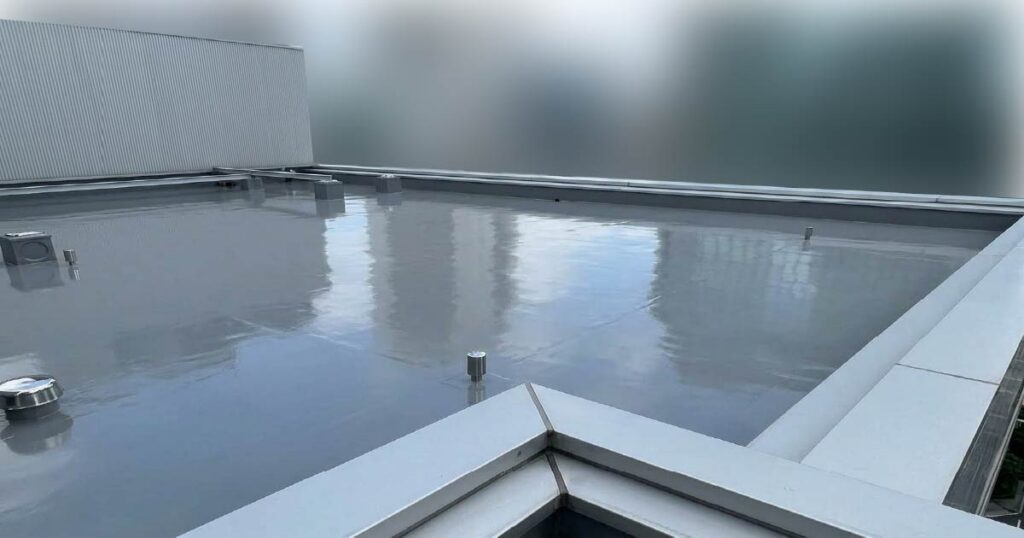 八王子市の6階建てビルにおける屋上防水工事後の様子