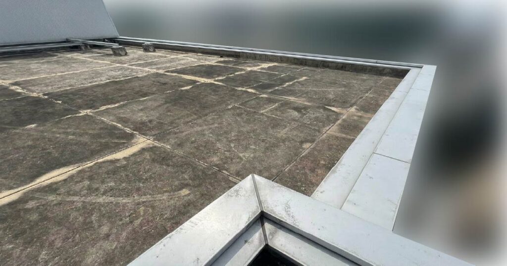 八王子市の6階建てビルにおける屋上防水工事前の様子