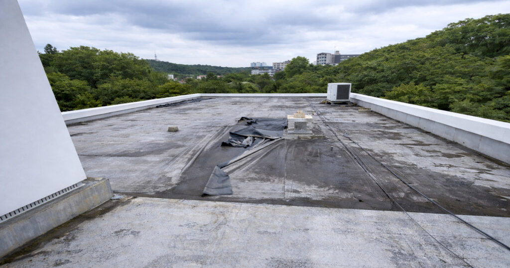 八王子市のマンション屋上で既存シート防水の劣化や剥がれが見られる施工前の状況